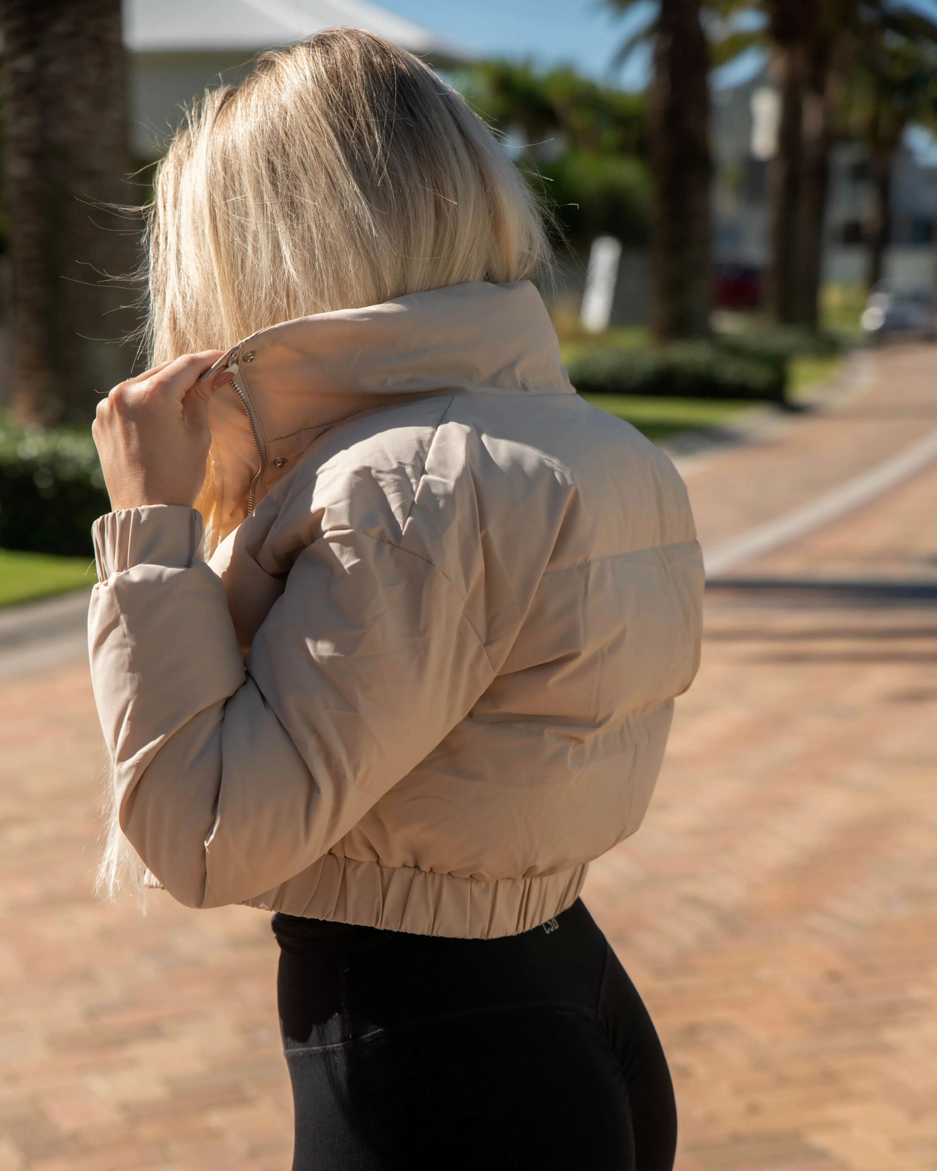 LARA CROP PUFFER - LATTÉ